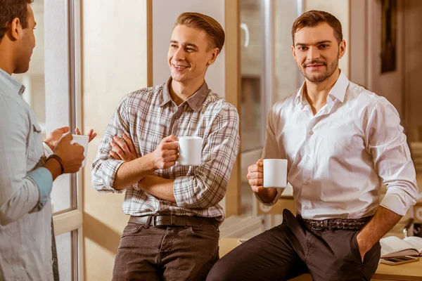 Junge gutaussehende Geschäftsleute Coworking und Ruhe — Stockfoto