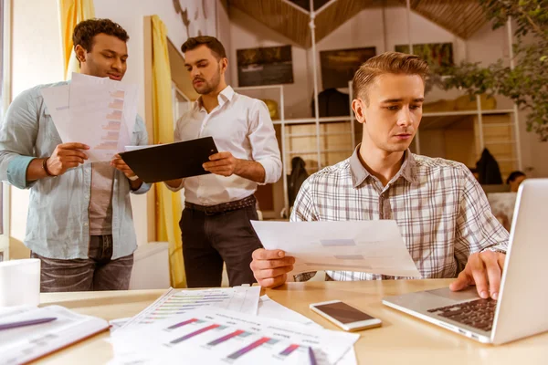 Jonge knappe zakenlieden coworking — Stockfoto