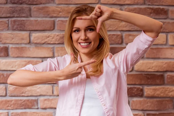 Schönes Mädchen posiert — Stockfoto