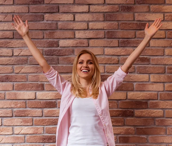 Schönes Mädchen posiert — Stockfoto