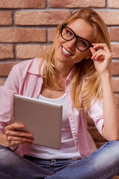 Schöne Mädchen posiert mit Gadget — Stockfoto