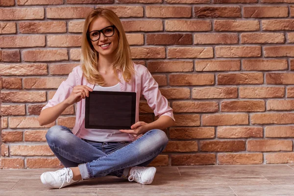 Hermosa chica posando con gadget — Foto de Stock