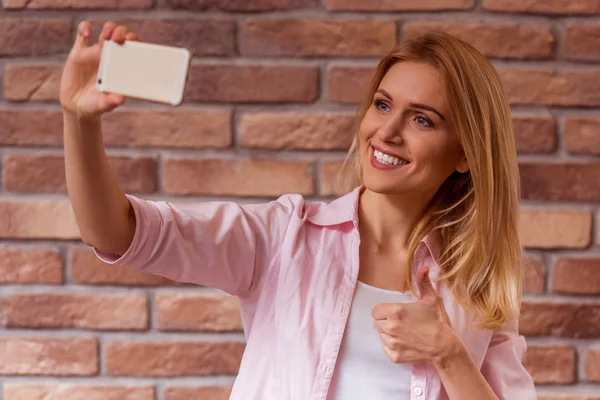 Hermosa chica posando con gadget — Foto de Stock