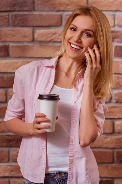 Schönes Mädchen posiert — Stockfoto