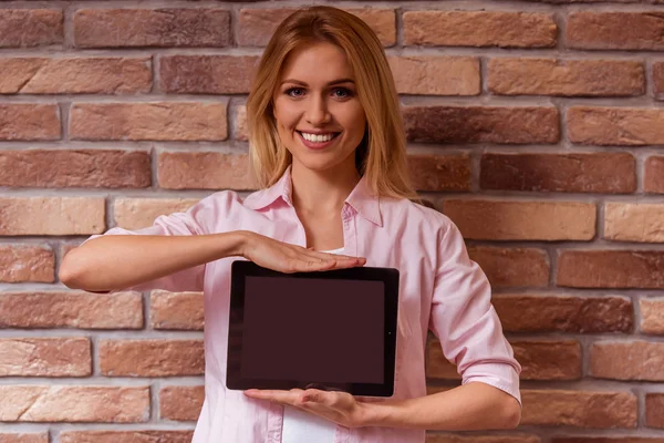 Hermosa chica posando con gadget — Foto de Stock