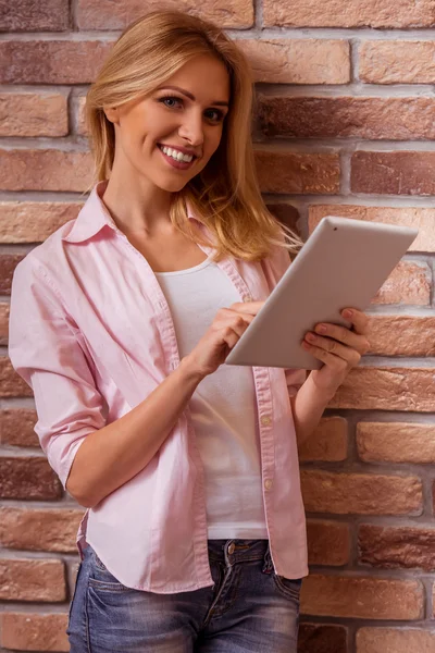 Bella ragazza in posa con gadget — Foto Stock