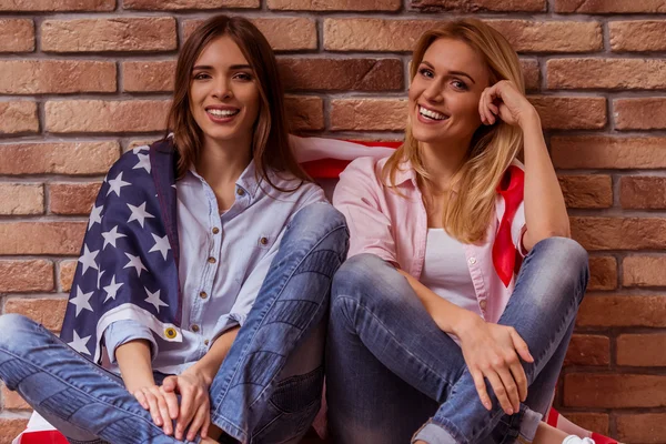 Chicas hermosas posando — Foto de Stock