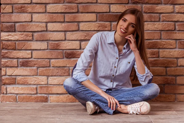 Beautiful girl posing with gadget — Stock Fotó