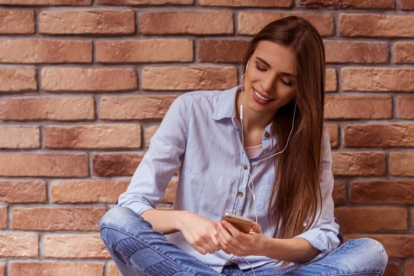 Hermosa chica posando con gadget — Foto de Stock