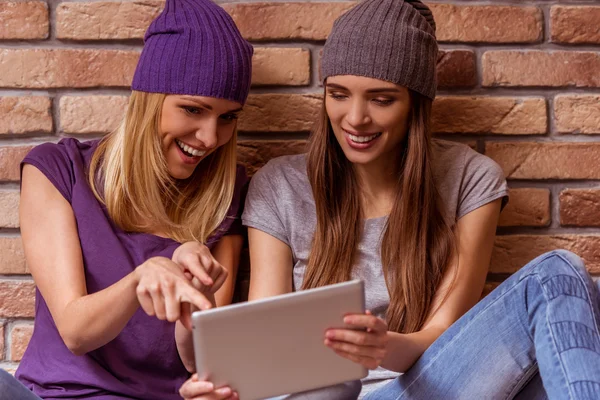 Beautiful girls posing with gadget — Φωτογραφία Αρχείου