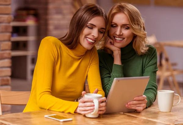 Hermosas chicas en la cafetería — Foto de Stock