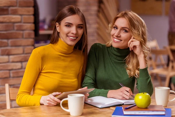 Belle ragazze in caffè — Foto Stock