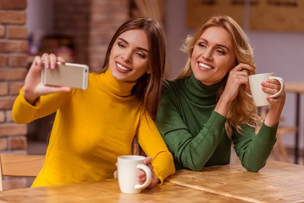 Belles filles dans le café — Photo