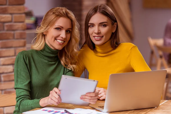 Schöne Mädchen im Café — Stockfoto