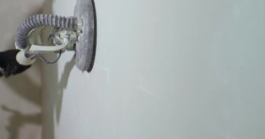 Duvarları boyamak için Duvar Sander 'ı kullanın. Duvarlar Boyamaya Hazırlanıyor