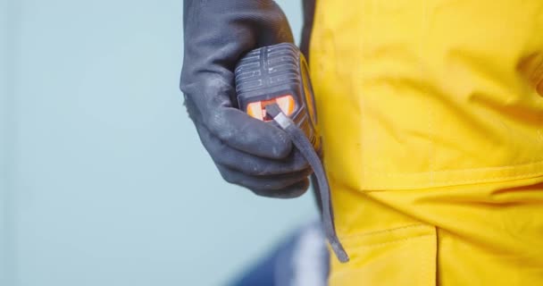 Handarbeider in veiligheid Beschermende handschoen met meetlint van dichtbij — Stockvideo