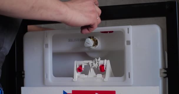 Sanitärinstallationen. Klempner installiert Sanitärelemente im Haus. — Stockvideo