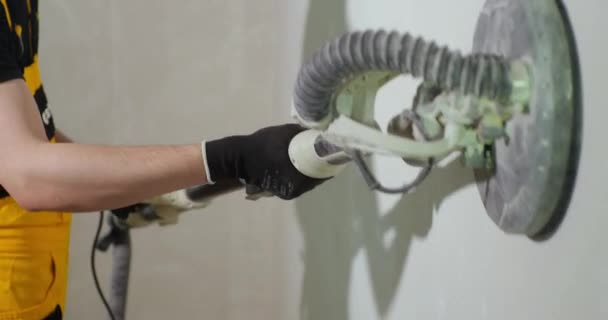 Wall Sander de cerca. Paredes de lijado para pintar con lijadora de pared. DIY reparaciones caseras — Vídeo de stock