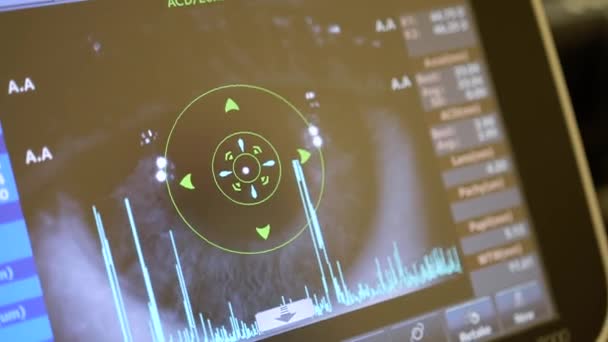 Autoref Keratometer közeli képernyőkép. Szemészeti vizsgálat, az Autoref Keratometer képernyőjén található szemészeti információk közelsége — Stock videók