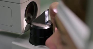 Gözün optik tutarlılık tomografisi. Gözün lazerle göz muayenesine yakından bakın..