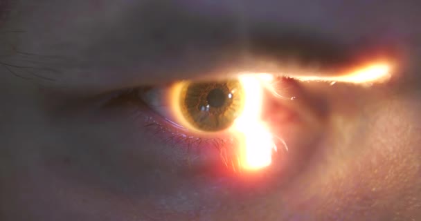 Examen ophtalmique de l'œil en clinique à l'aide d'une lampe à fente. Gros plan sur l'examen ophtalmique des yeux. — Video