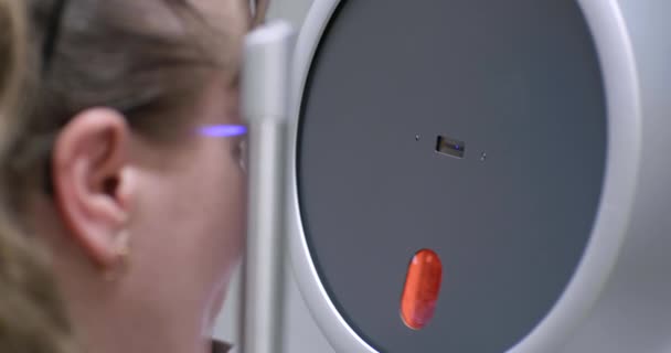 Diagnóstico oftálmico médico da visão. Close-up de equipamentos oftálmicos modernos durante o exame oftalmológico antes da correção e tratamento — Vídeo de Stock