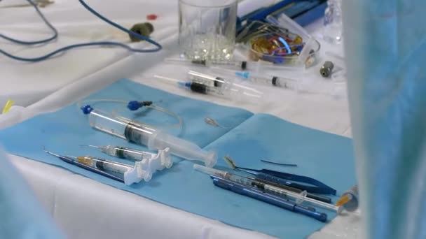 Instrumen bedah medis di meja operasi selama operasi di ruang operasi. — Stok Video
