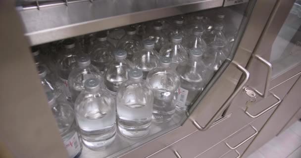 Primo piano delle bottiglie di vetro del vaccino nell'armadio medico di un ospedale o di una clinica. — Video Stock