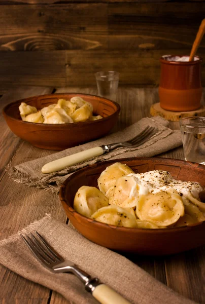 Heerlijke en teder dumplings met zure room Rechtenvrije Stockfoto's