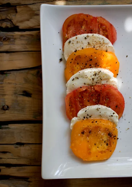 Mozzarella peynirli domates salatası..