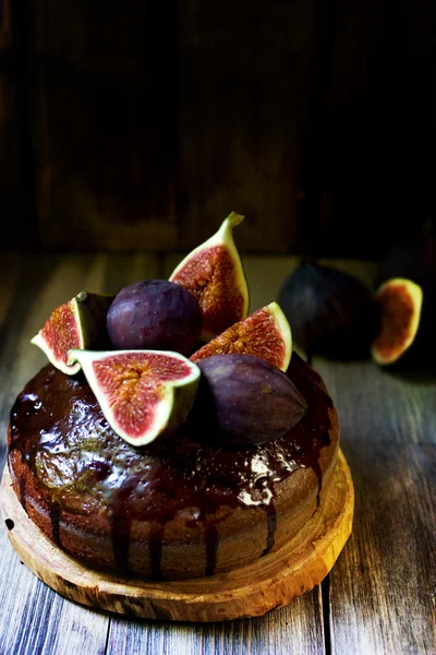 Figos maduros com bolo de chocolate . — Fotografia de Stock