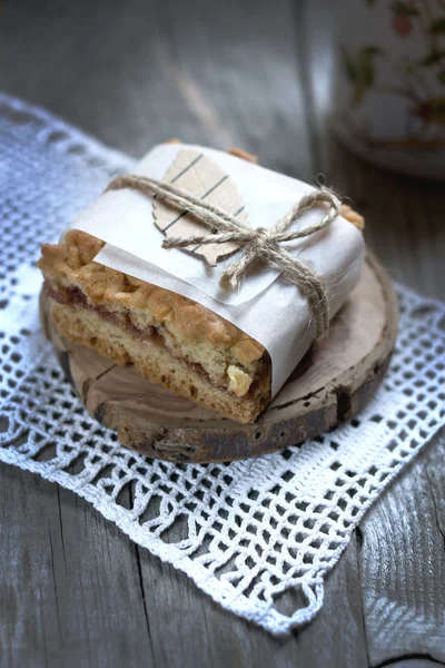 Un trozo de pastel con mermelada — Foto de Stock