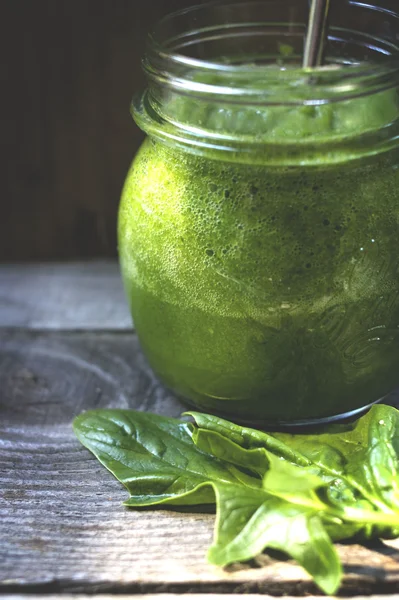 Smoothies of fresh spinach for breakfast — Stock Photo, Image