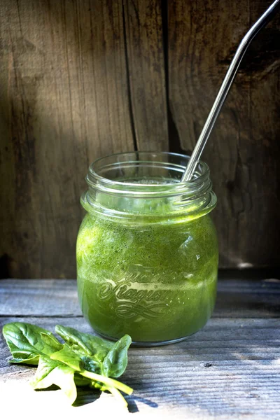 Batidos de espinacas frescas para el desayuno — Foto de Stock