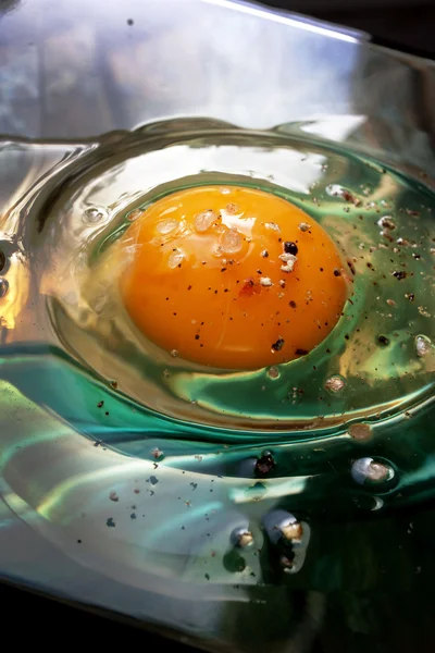 Kırık tavuk yumurta oyun yansıması