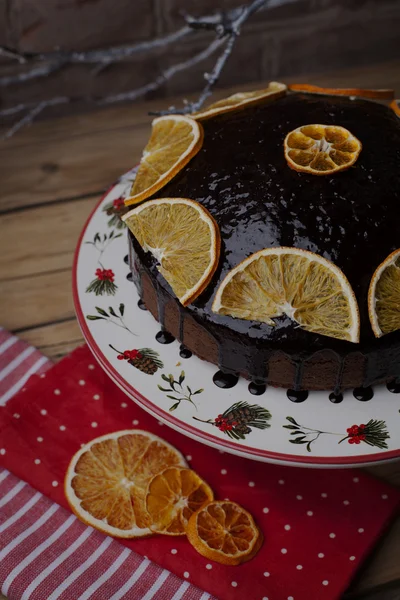 Çikolatalı kek dekore edilmiş bir stand