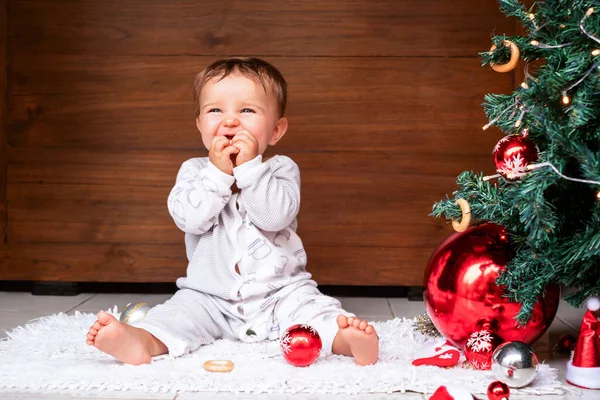 Evde Yerde Tatlı Bir Bebek Var Simit Yiyor Noel Ağacının — Stok fotoğraf