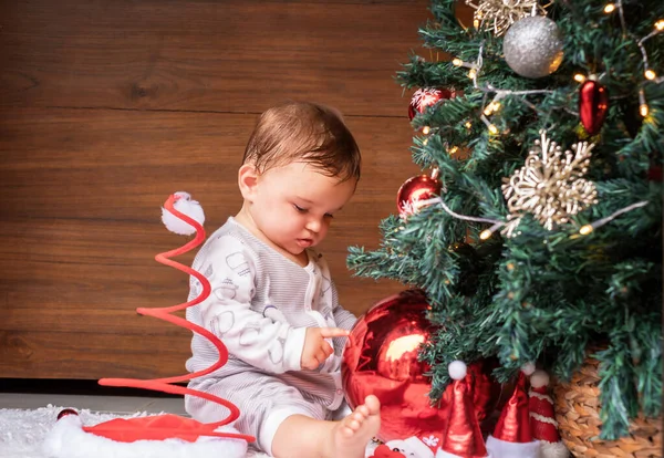 Criança Com Uma Árvore Natal Criança Feliz Senta Perto Árvore — Fotografia de Stock