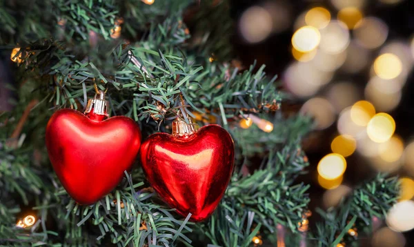 Két Piros Szív Karácsonyfán — Stock Fotó