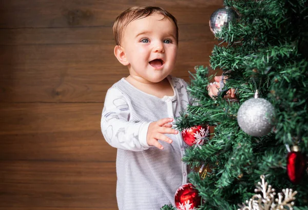 Sevimli Bebek Noel Ağacının Yanında Duruyor Gülümsüyor — Stok fotoğraf