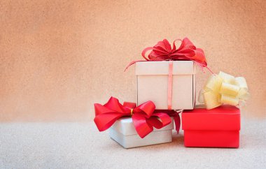 Mantar kaplamalı üç hediye.