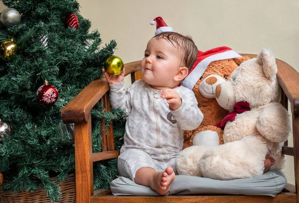 Bebê Com Ursos Brinquedo Uma Cadeira Perto Uma Árvore Natal — Fotografia de Stock
