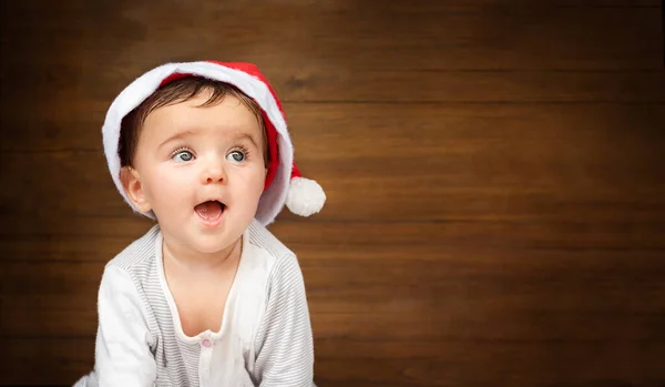 Retrato Bebê Natal Fundo Madeira Criança Santa Chapéu Sorrindo — Fotografia de Stock