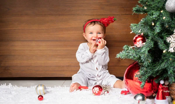 Noel Ağacının Yanındaki Tahta Arka Planda Bebeğin Noel Portresi Noel — Stok fotoğraf