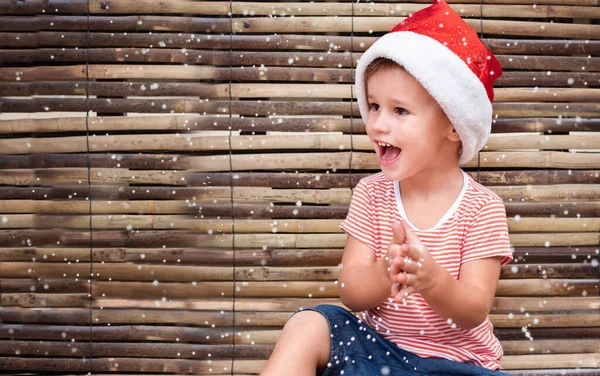 Retrato Uma Criança Chapéu Papai Noel Fundo Madeira Menino Feliz — Fotografia de Stock