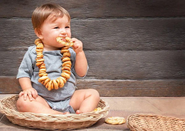 Tahta Arka Plandaki Sepette Simit Olan Bebek Çocuk Hamur Işlerini — Stok fotoğraf