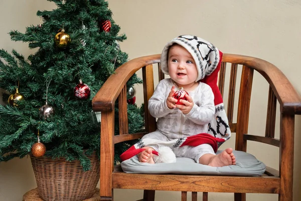 Noel Baba Şapkalı Bir Çocuk Noel Ağacının Yanında Noel Süsü — Stok fotoğraf
