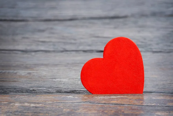 Καρδιά Ξύλινο Φόντο Κόκκινη Ξύλινη Καρδιά Στερεωμένη Ξύλινο Φόντο Ρωγμή — Φωτογραφία Αρχείου