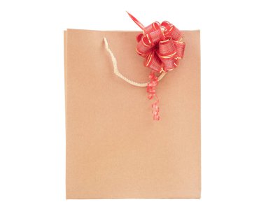 Kırmızı hediye çantalı eko Corton çanta beyaz arka planda yay izole