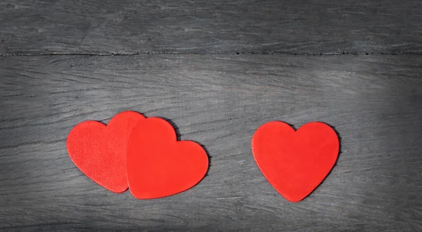 Drei Herzen Auf Einem Hölzernen Hintergrund Rote Herzen Auf Grauem — Stockfoto